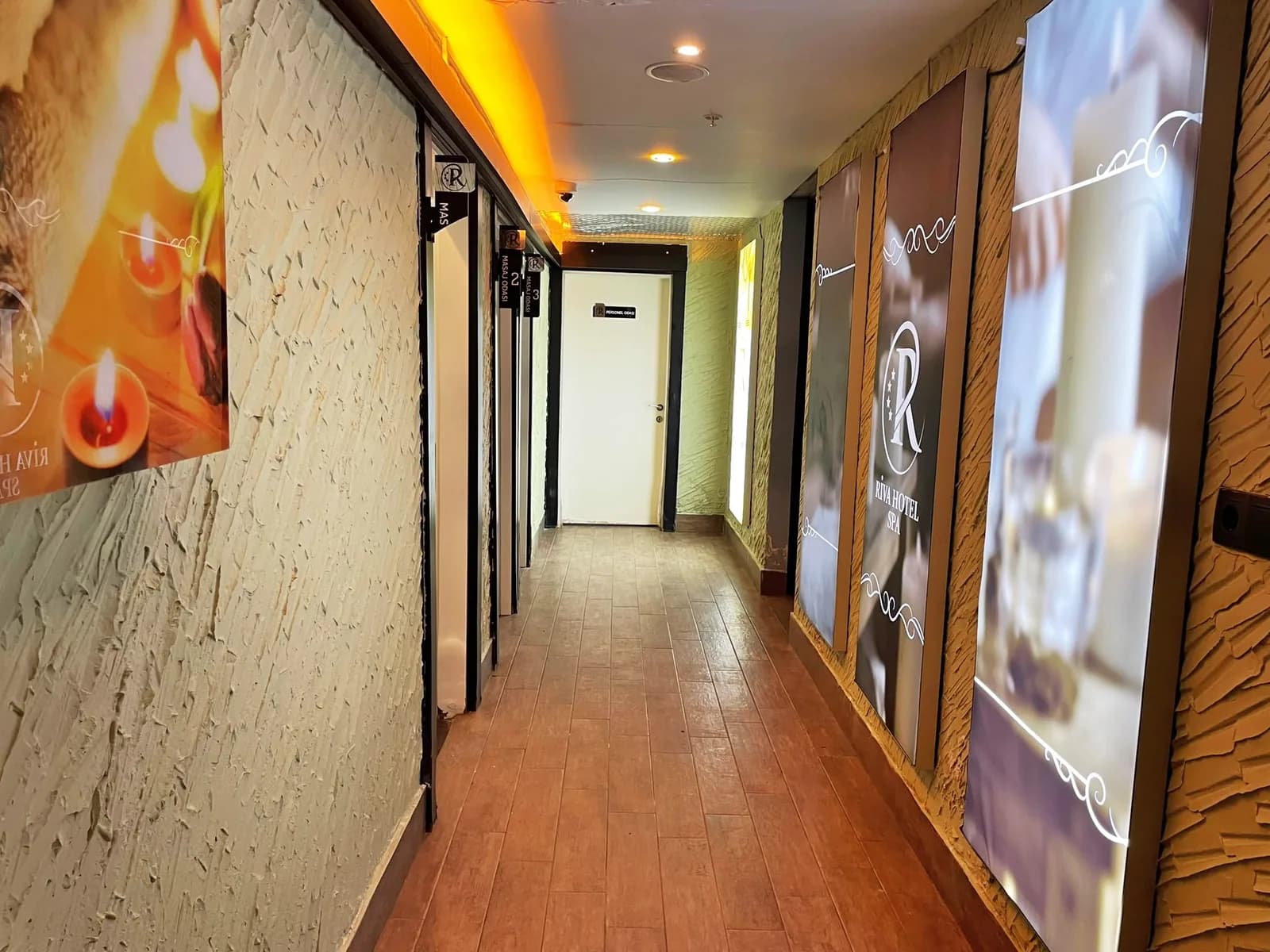 Riva SPA Ankara koridor, ışıklı kapı detayları