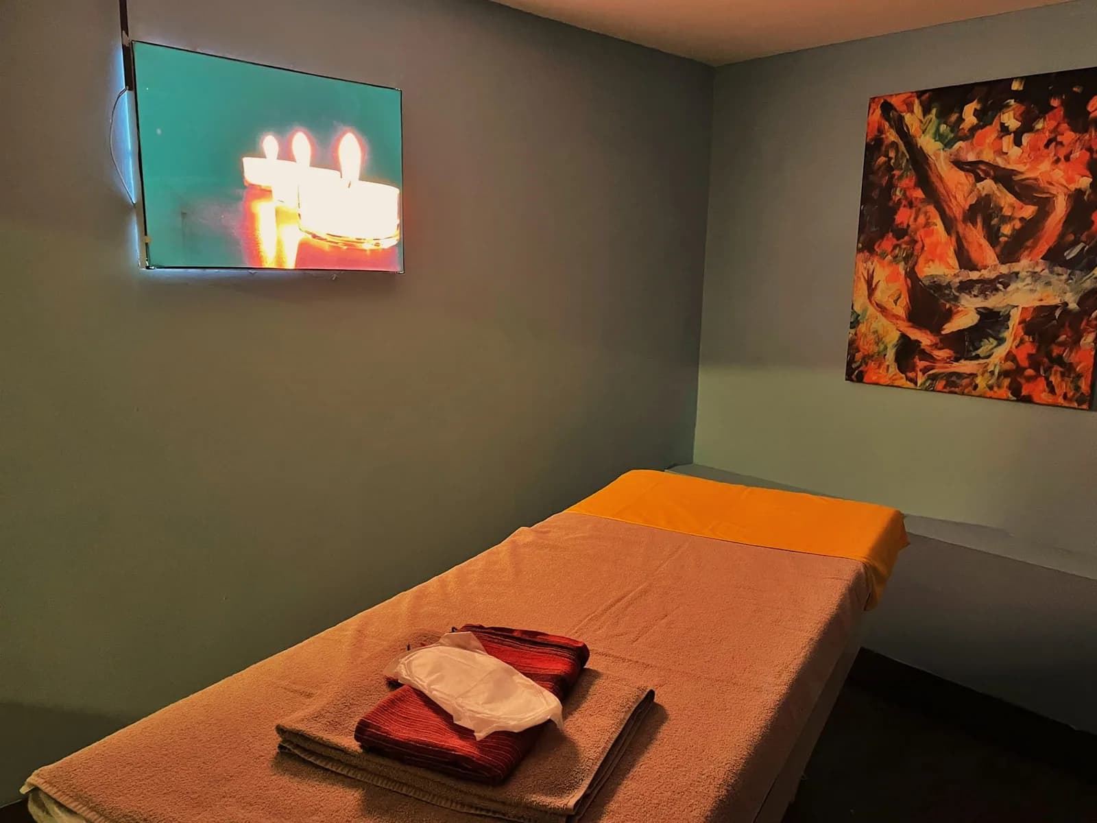 Riva SPA Ankara masaj odası, masaj yatağı ve ekran